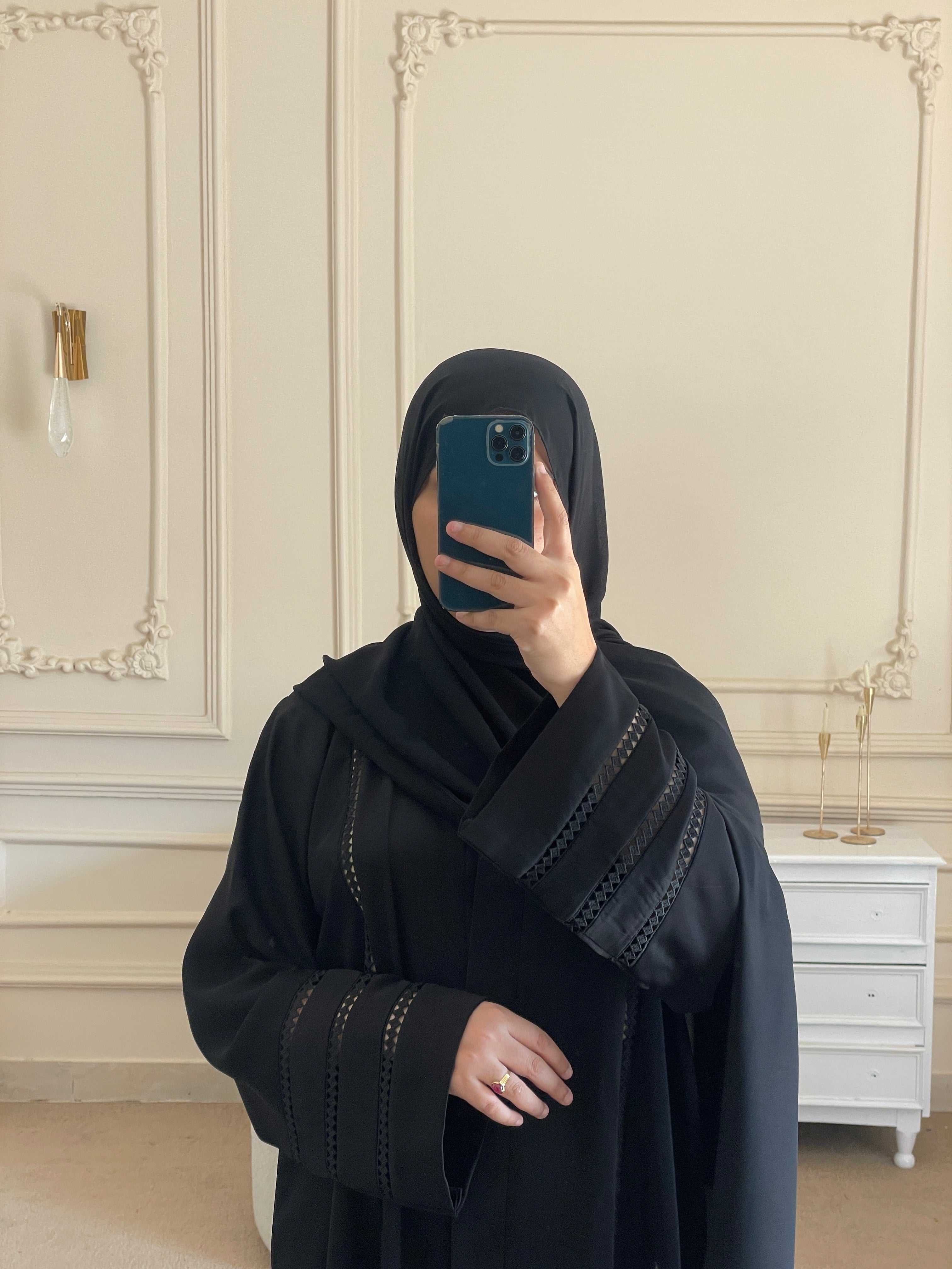 Munazza - Black