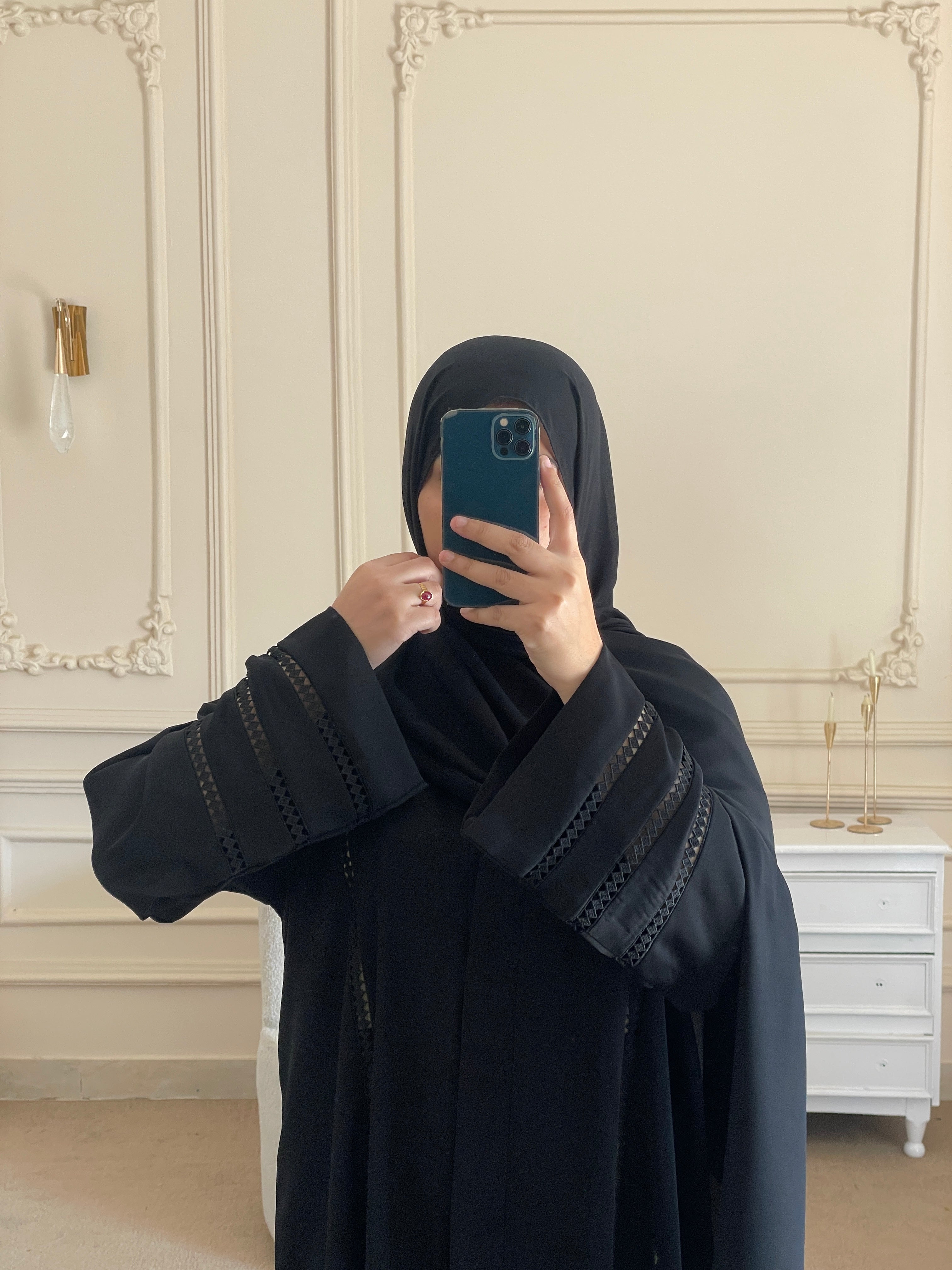 Munazza - Black